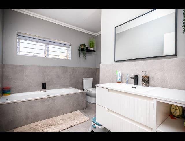 4 BEDROOM FREESTANDING TO LET IN TABLE VIEW